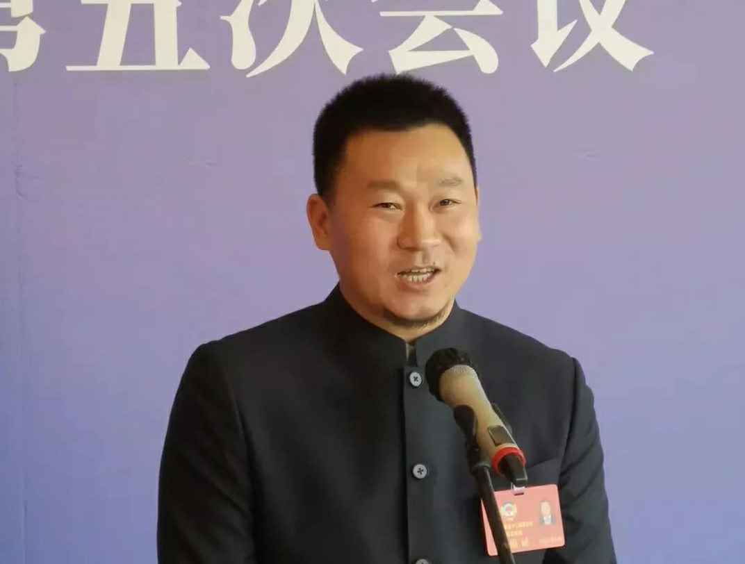 为进一步展示市政协团结、民主、开放、自信的形象，向市民和网友展示政协委员的履职风采，中山市政协十二届五次会议在2月4日上午开幕前开设“委员通道”，市政协委员、星空官方网站-星空(中国)公司总经理陈朝阳走进“委员通道”，回应社会关切的问题。他就如何做好城市应急管理规划的问题进行发言，并回答记者提问。.jpg